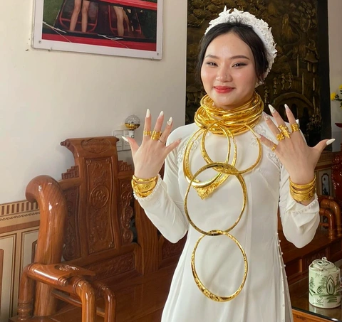 Cô dâu Tống Linh nhận hàng chục cây vàng trong lễ nạp tài (Ảnh: Nhân vật cung cấp).