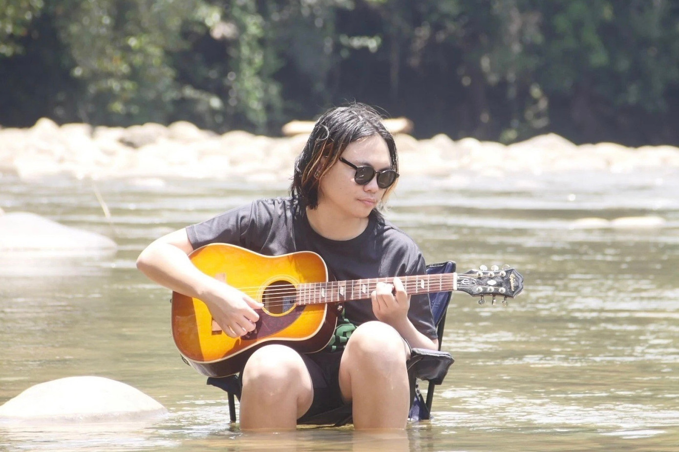 Joshua Bartholomew theo đuổi sở thích, chọn ca hát làm nghề tay trái. Ảnh: Handout.