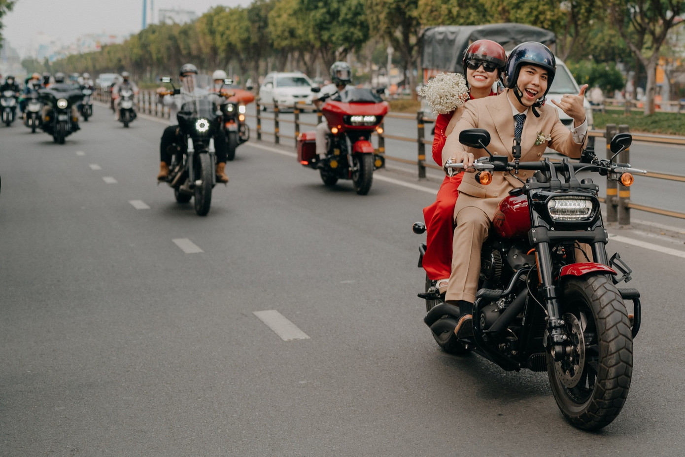 Sáng 15/4, chú rể Hữu An rước dâu bằng đoàn xe mô tô. Sáng 15/4, chú rể Hữu An rước dâu bằng đoàn xe mô tô.