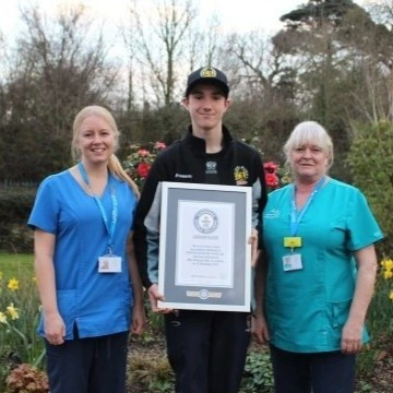 Max được trao chứng nhận Kỷ lục Guinness.