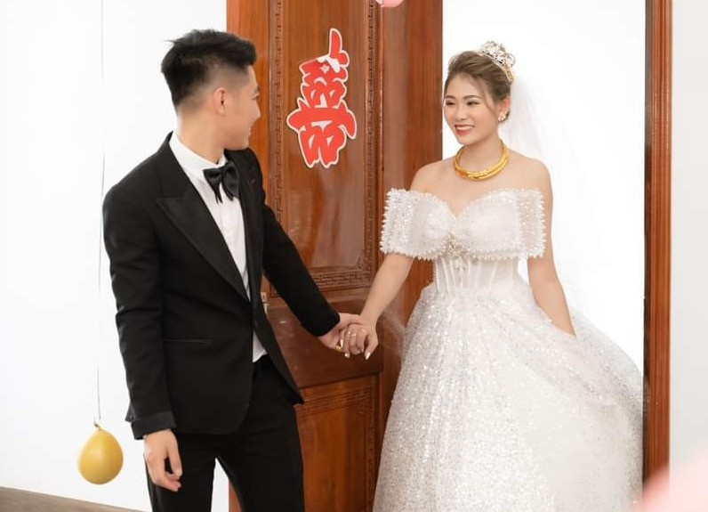 Anh Vũ Văn Hậu dẫn vợ vào phòng tân hôn trong căn biệt thự hoành tráng.