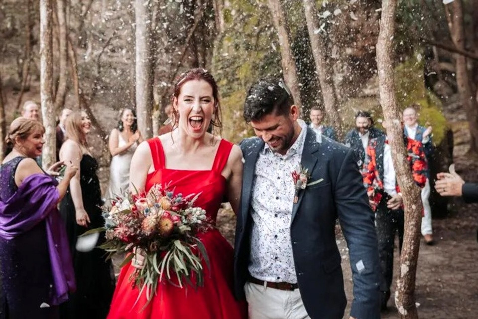 Hôn lễ của Jones và Ryan diễn ra tại quê hương trước sự chứng kiến của người thân. Hôn lễ của Jones và Ryan diễn ra tại quê hương trước sự chứng kiến của người thân.