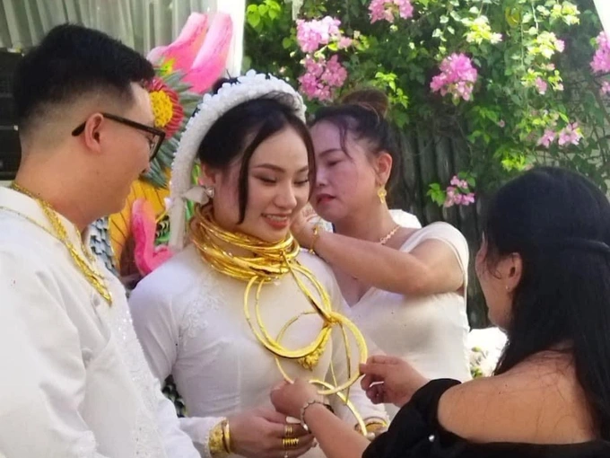 Hình ảnh cô dâu được gia đình và người thân trao vàng gây sửng sốt mạng xã hội (Ảnh: Nhân vật cung cấp).