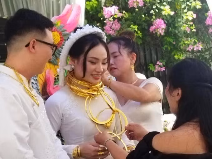 Hình ảnh cô dâu được gia đình và người thân trao vàng gây sửng sốt mạng xã hội (Ảnh: Nhân vật cung cấp). Hình ảnh cô dâu được gia đình và người thân trao vàng gây sửng sốt mạng xã hội (Ảnh: Nhân vật cung cấp).