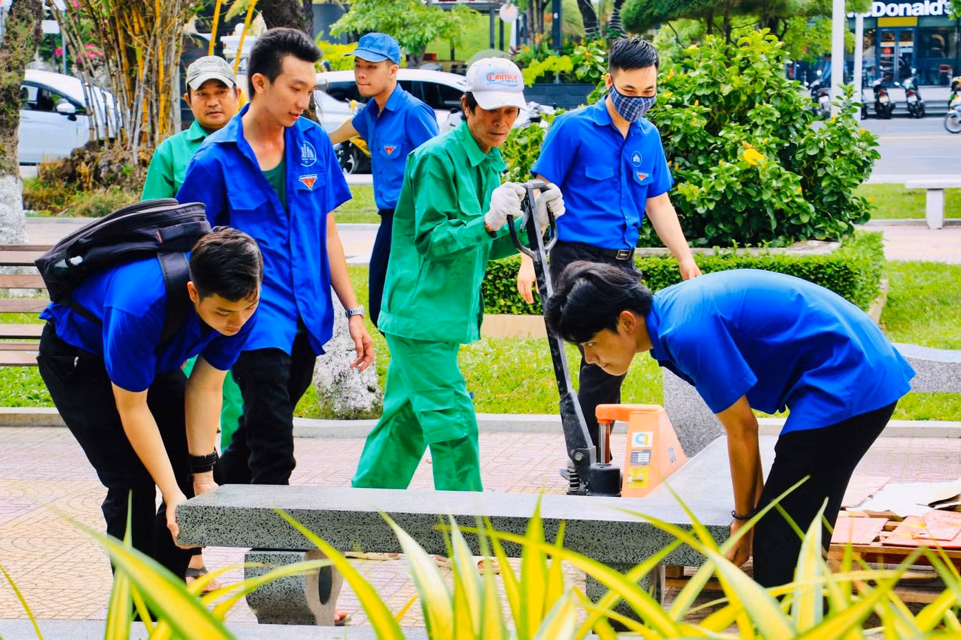 Các đoàn viên, thanh niên lắp ghế đá từ rác thải nhựa tại công viên đường Trần Phú - Nha Trang.