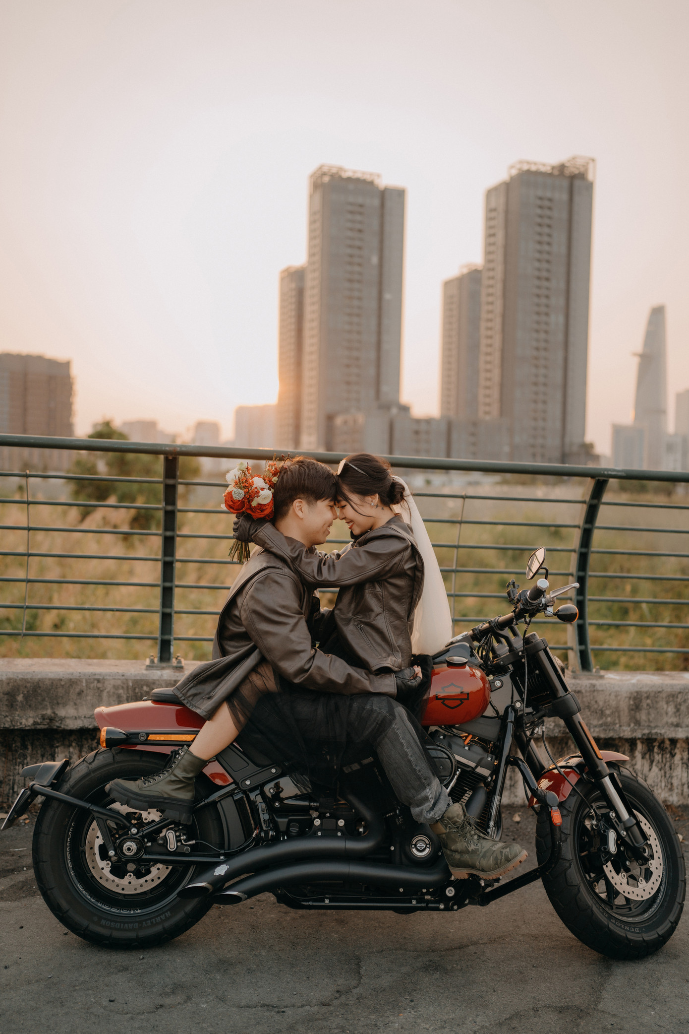 Bộ ảnh cưới cùng mô tô ở những địa điểm quen thuộc của TP.HCM. Bộ ảnh cưới cùng mô tô ở những địa điểm quen thuộc của TP.HCM.