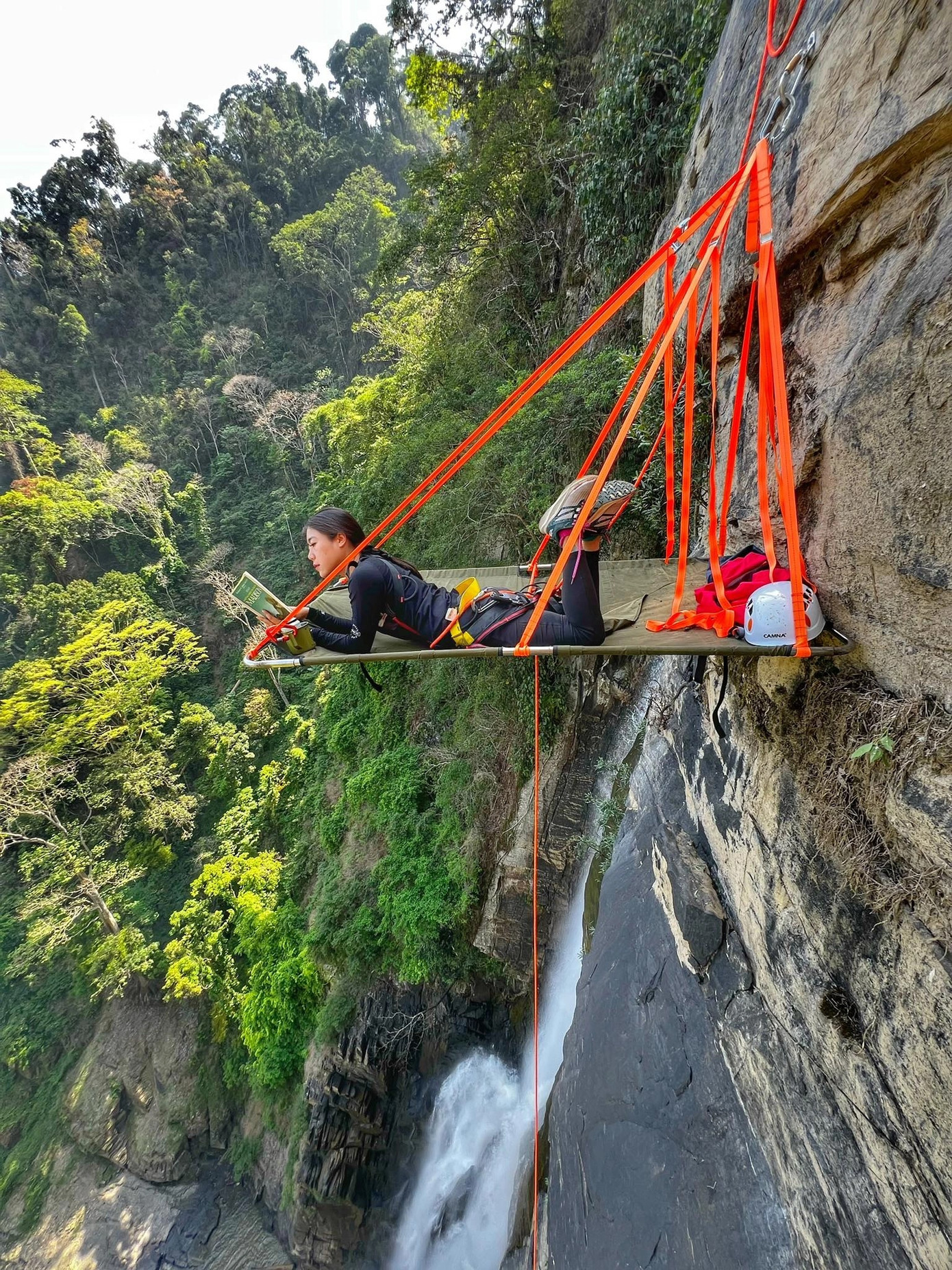 Thùy Dương là cô gái Việt Nam đầu tiên thực hiện hành trình cắm trại trên vách núi (Ảnh: NVCC).