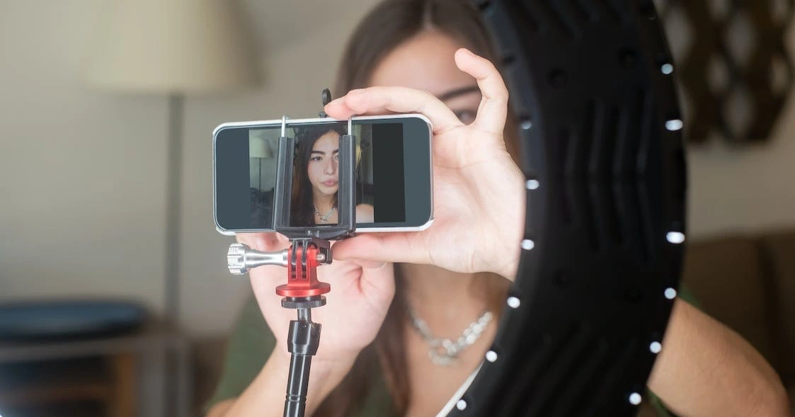 Nghề livestream ngày càng thu hút nhiều bạn trẻ thử sức (Ảnh: pexels).