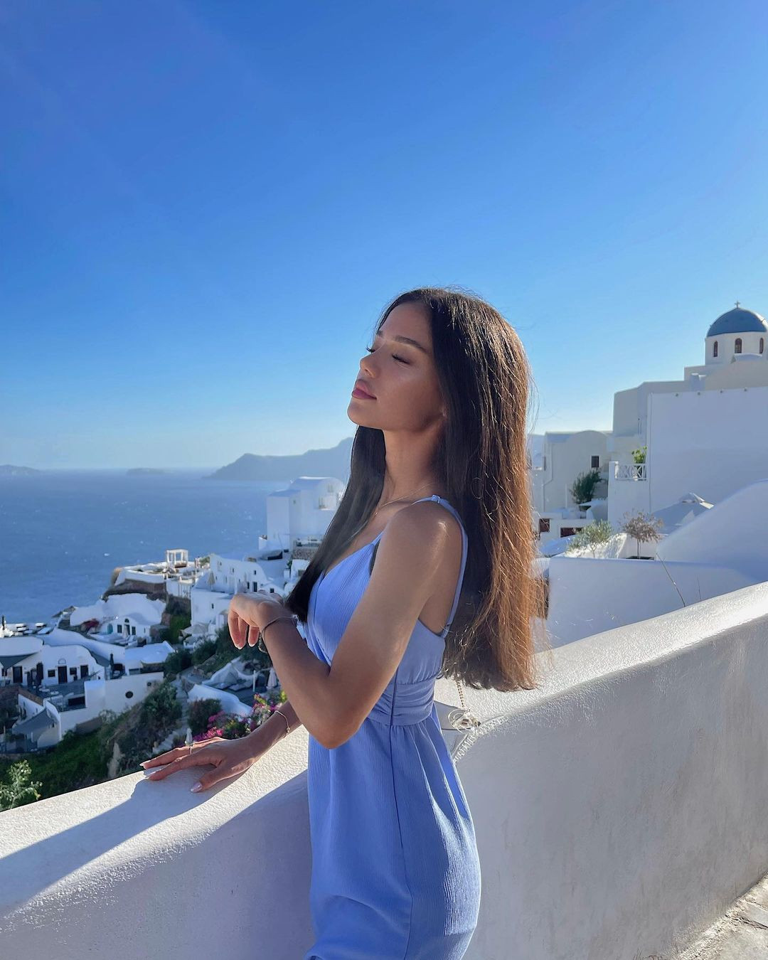 Trên trang cá nhân, Dina thể hiện đam mê du lịch và thường xuyên đăng ảnh check in ở nhiều địa điểm nổi tiếng thế giới như Oía, Santorini, Amsterdam, Maldives, Paris...