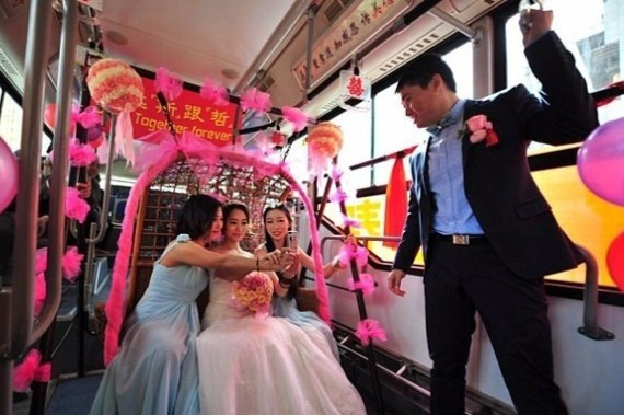 Trước đây, từng có nhiều cặp vợ chồng chọn rước dâu bằng xe buýt. Ảnh minh họa: CEN.