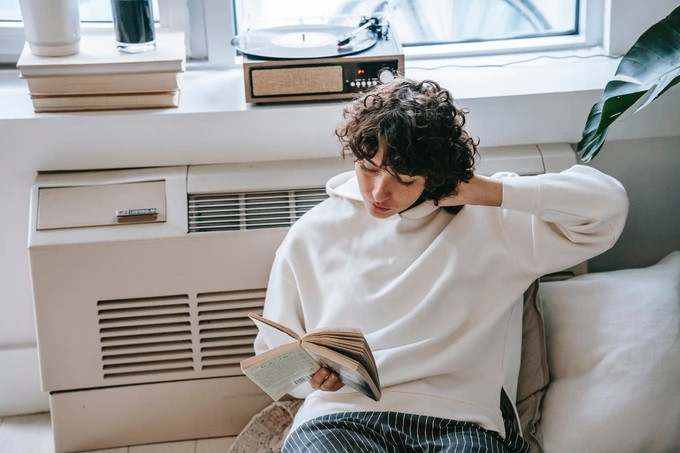 Nhiều bạn trẻ lựa chọn chi nhiều cho khoản không gian sống và hạn chế phí giải trí (Nguồn ảnh: Pexels).