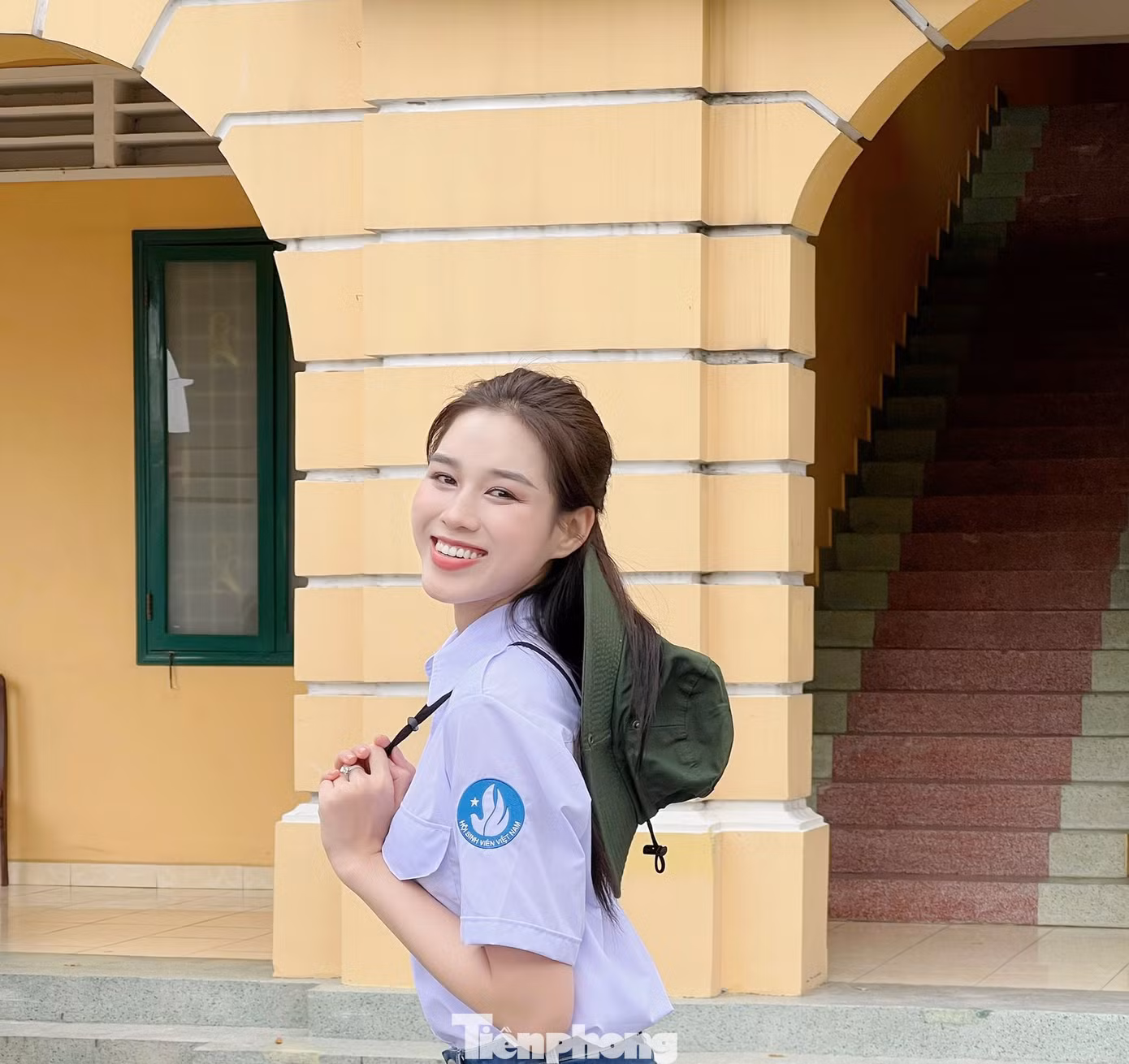Hoa hậu Đỗ Thị Hà mang màu áo Hội Sinh viên Việt Nam, để lan tỏa tình yêu quê hương, biển đảo Tổ quốc trong học sinh, sinh viên. Hoa hậu Đỗ Thị Hà mang màu áo Hội Sinh viên Việt Nam, để lan tỏa tình yêu quê hương, biển đảo Tổ quốc trong học sinh, sinh viên.