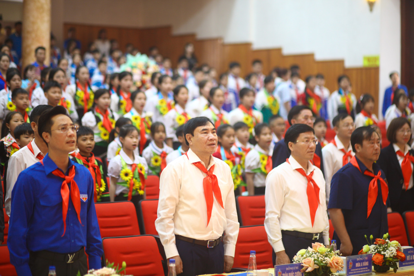 Các đại biểu thực hiện nghi thức chào cờ. Các đại biểu thực hiện nghi thức chào cờ.