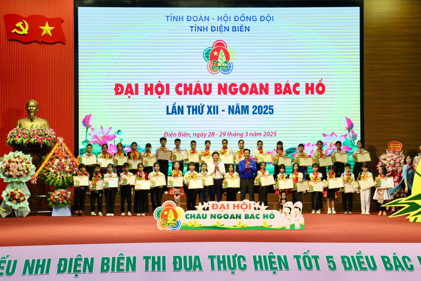 Các đội viên xuất sắc được tặng bằng khen tại đại hội. Các đội viên xuất sắc được tặng bằng khen tại đại hội.