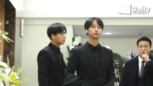 SNSD, NCT, BTS cùng loạt sao đến tiễn đưa Jonghyun SHINee ảnh 6