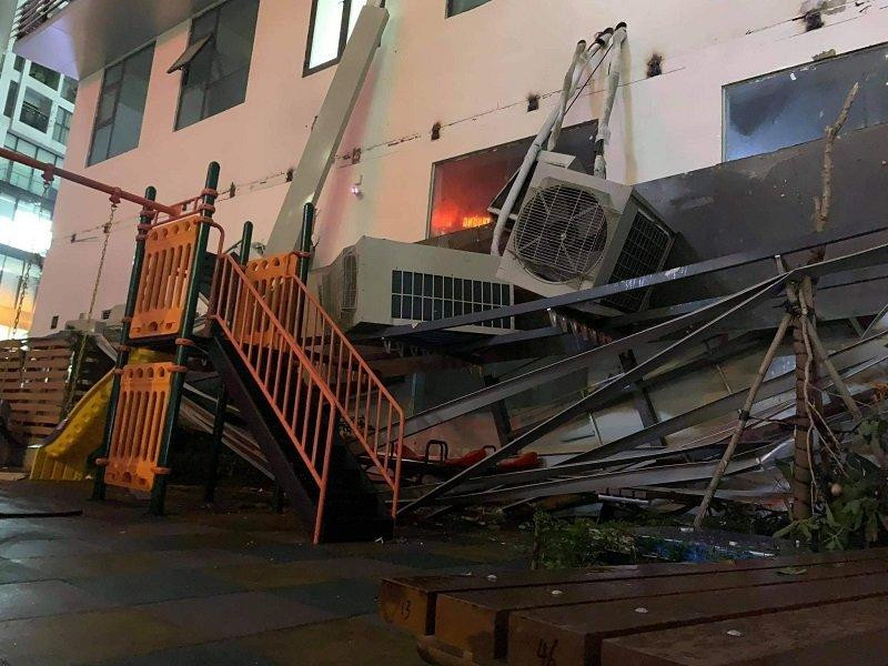 Chung cư An Bình Plaza vừa được Bộ Xây dựng nghiệm thu, đưa vào sử dụng hôm 7/4 thì sau 20 ngày đã xảy ra sự cố sập dàn 7 cục nóng điều hòa khiến cư dân hoang mang, lo lắng.