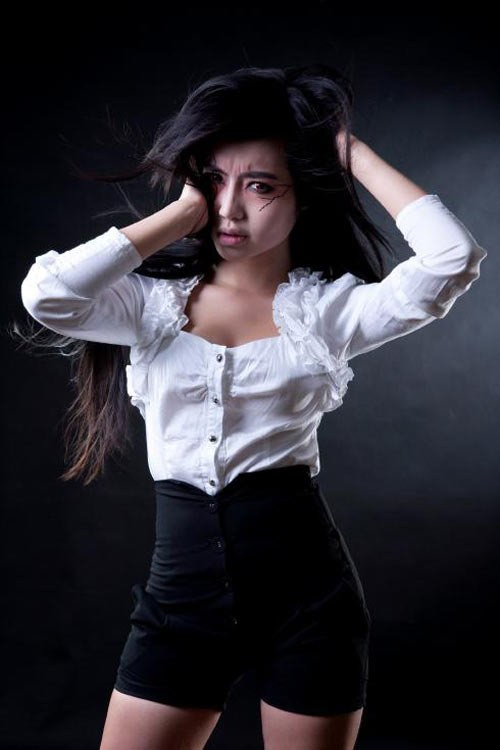 Elly Trần không dọa ma mà cũng làm hàng xóm tá hỏa bị bộ dạng như nữ oan hồn: tóc đen dài, áo trắng, mặt phờ phạc