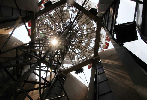 Biểu tượng đầu tiên ở cổng chào Bình Dương từng được những nhà tư vấn, chủ đầu tư thuyết trình gồm khung vòm là 2 khối khung thép được tạo hình như 2 cánh diều căng gió. Biểu tượng mang phong cách hiện đại, thể hiện kết cấu và kỹ thuật của kiến trúc đương đại và sự khát khao vươn lên của địa phương