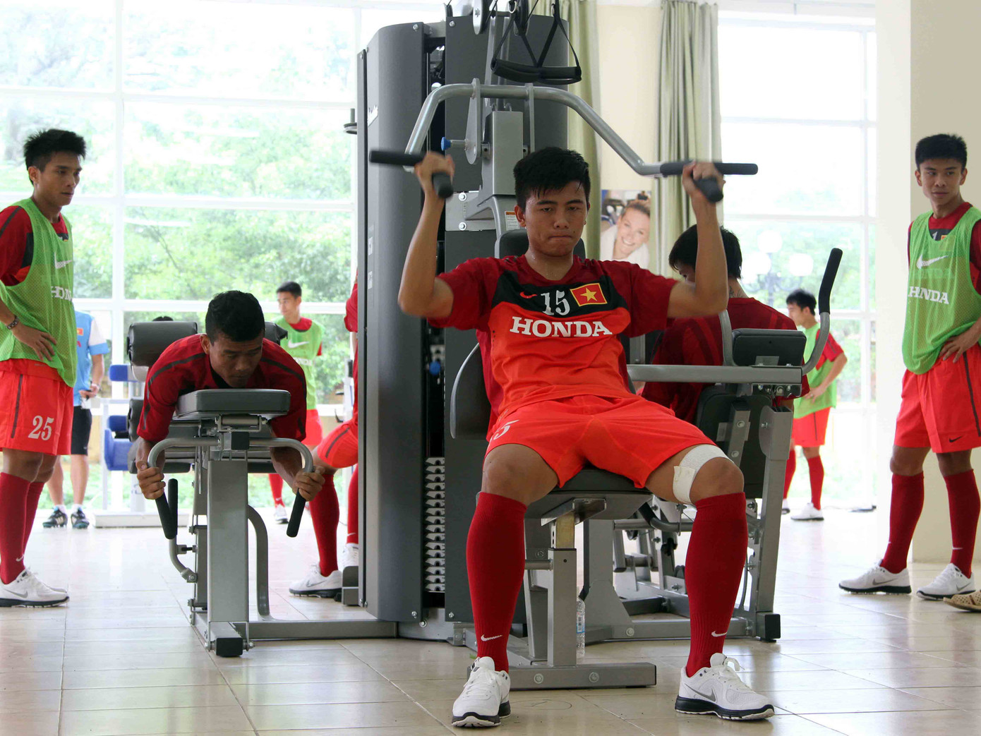 Các tuyển thủ tập thể lực trong nhà trước khi tiến hành buổi tập ngoài sân
