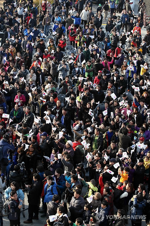 Người dân Hàn Quốc theo dõi vụ phóng tên lửa . Người dân Hàn Quốc theo dõi vụ phóng tên lửa