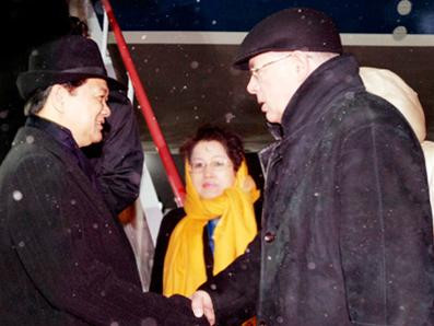 Thủ tướng Nguyễn Tấn Dũng (trái) tại sân bay Matxcơva. Ảnh: chinhphu.vn