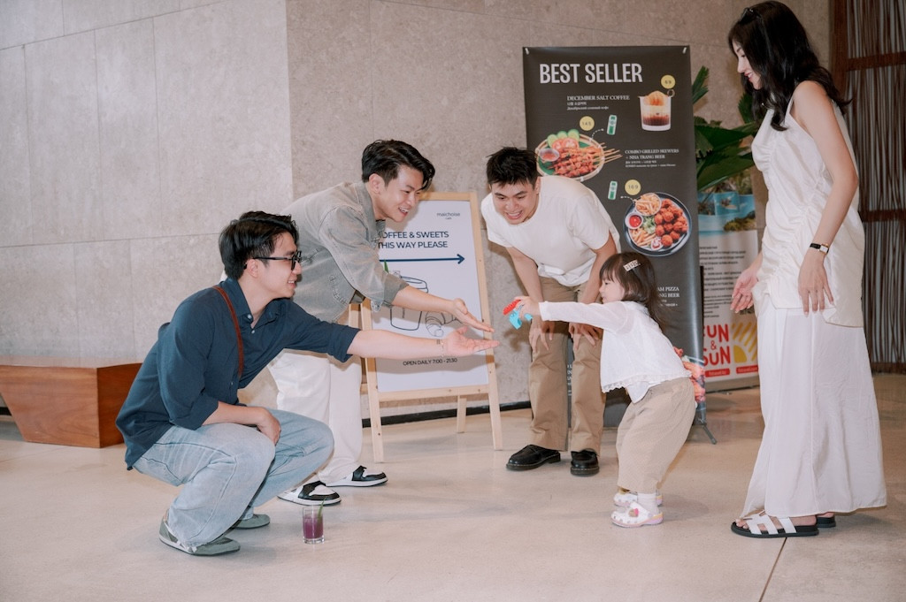 Cặp đôi Ninh Anh Bùi - Tùng Dương hớn hở khi gặp lại bé Pam.