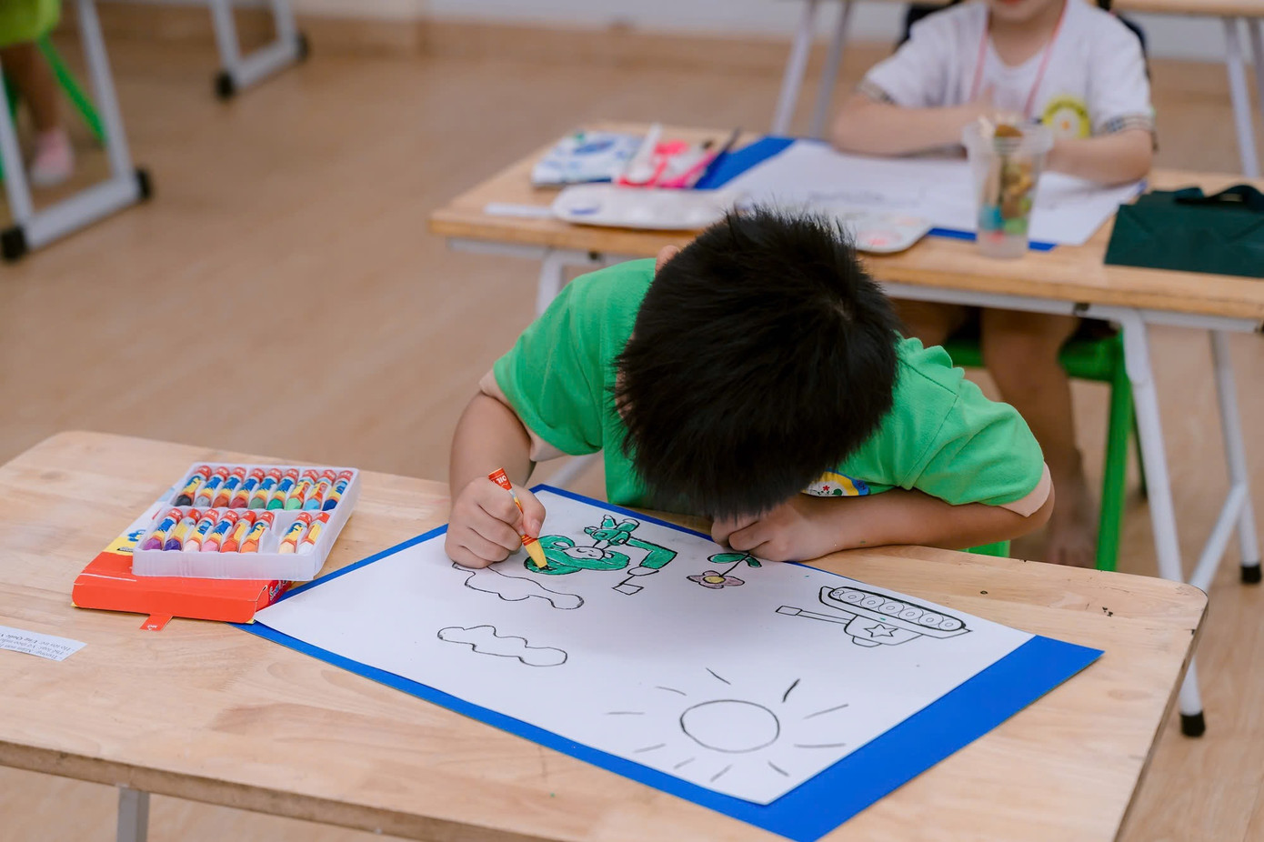 Một "họa sĩ nhí" chăm chú tô màu cho bức tranh của mình. Một "họa sĩ nhí" chăm chú tô màu cho bức tranh của mình.