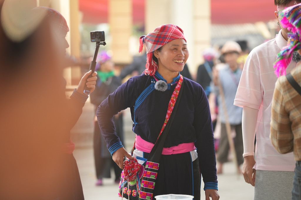 Sau khi chương trình lên sóng, người xem vô cùng yêu thích sự duyên dáng, hài hước của chị Thông.