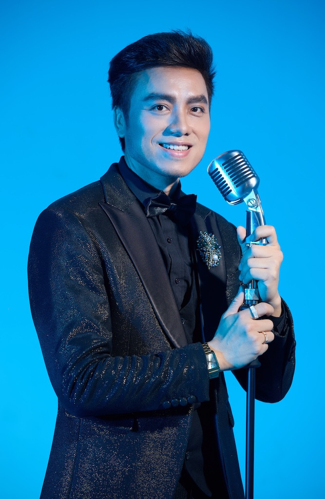 Dương Quốc Hưng được khán giả biết đến sau khi tham gia vòng chung kết cuộc thi Sao Mai Điểm Hẹn 2006.