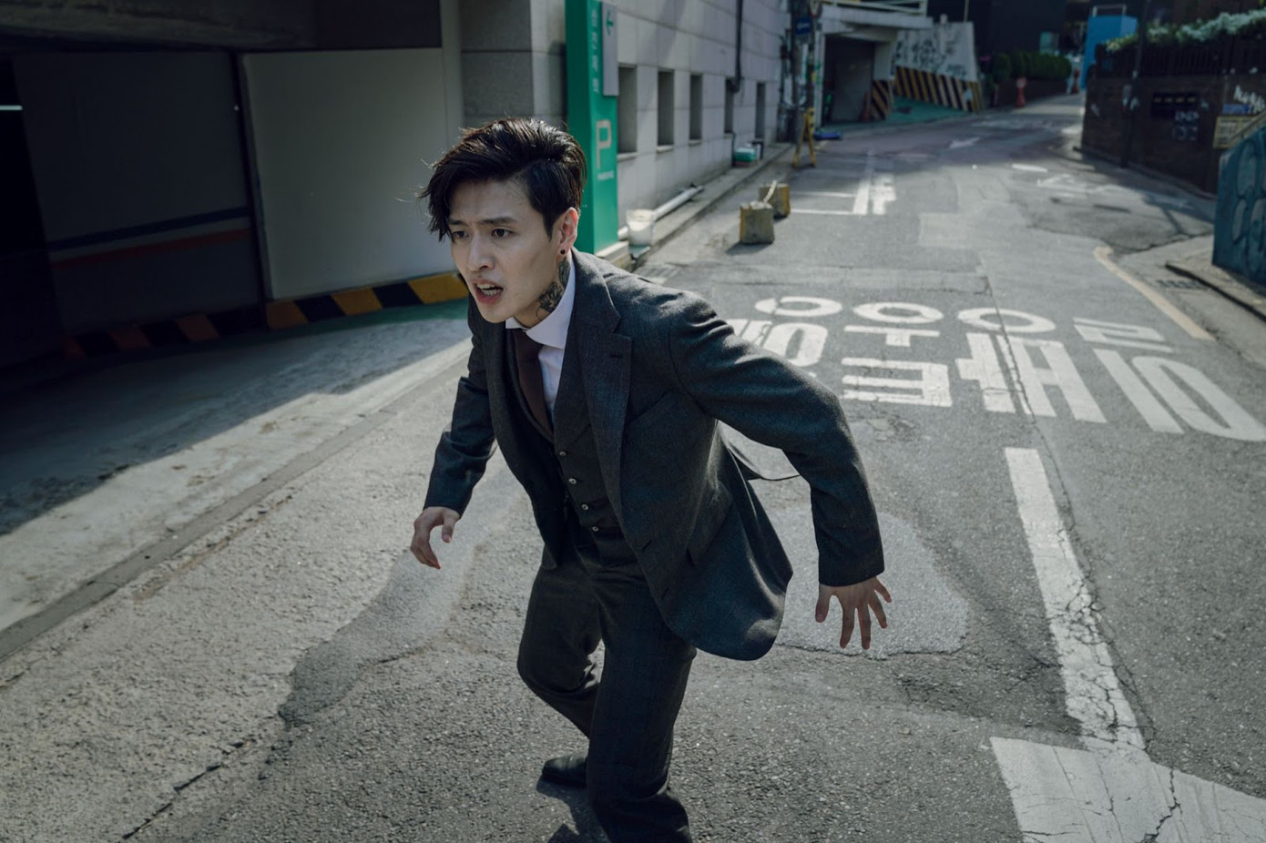 Woo Sang cùng tuyên bố “Tôi là thợ săn tội phạm, kẻ lôi ác quỷ ra chịu tội trước ánh sáng” phủ sóng khắp mạng xã hội.