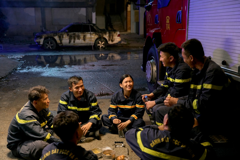 Hình ảnh người lính chữa cháy xuất hiện đầy ý nghĩa và xúc động trong MV.