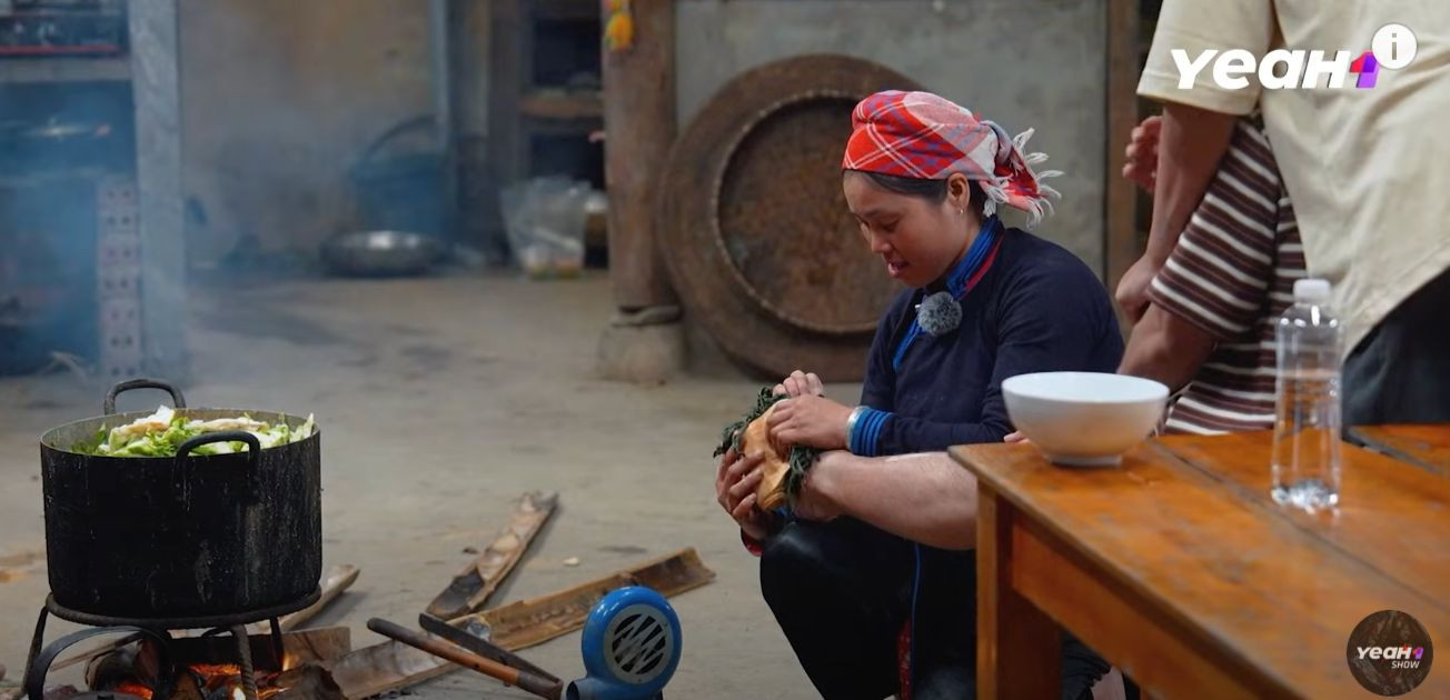 Khoảnh khắc chị Thông hơ lửa lá thuốc nam để giúp Jun Phạm giảm đau chân.