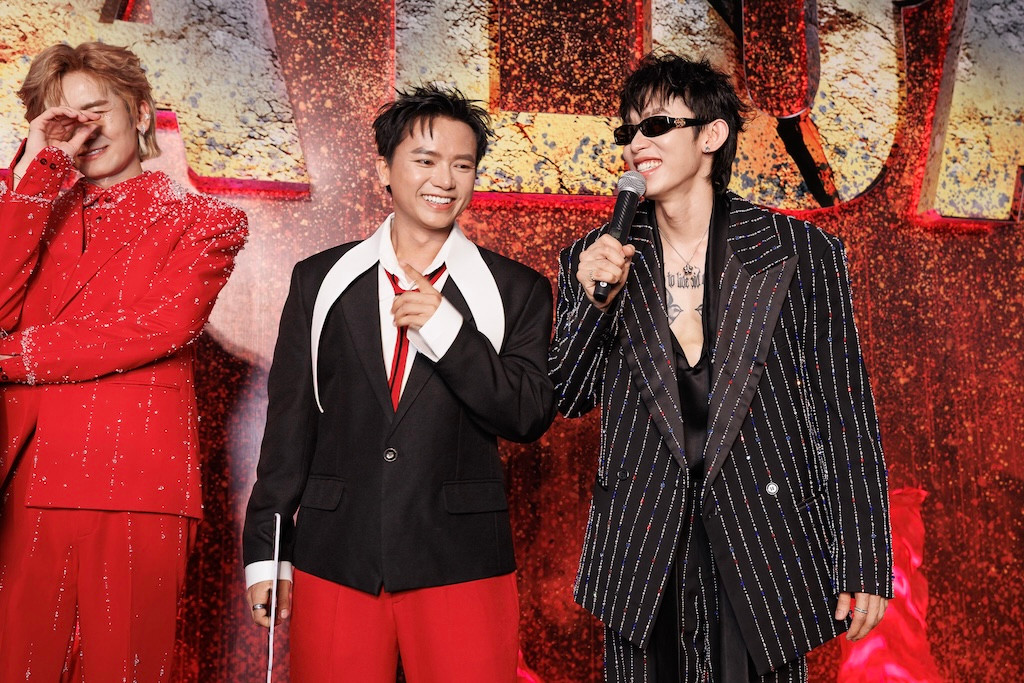 Bùi Công Nam và Kay Trần giao lưu cùng khán giả ngay trên thảm đỏ.