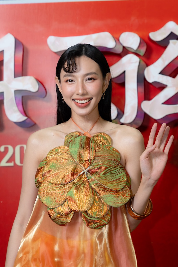 Hoa hậu Thùy Tiên xuất hiện nổi bật trên thảm đỏ.