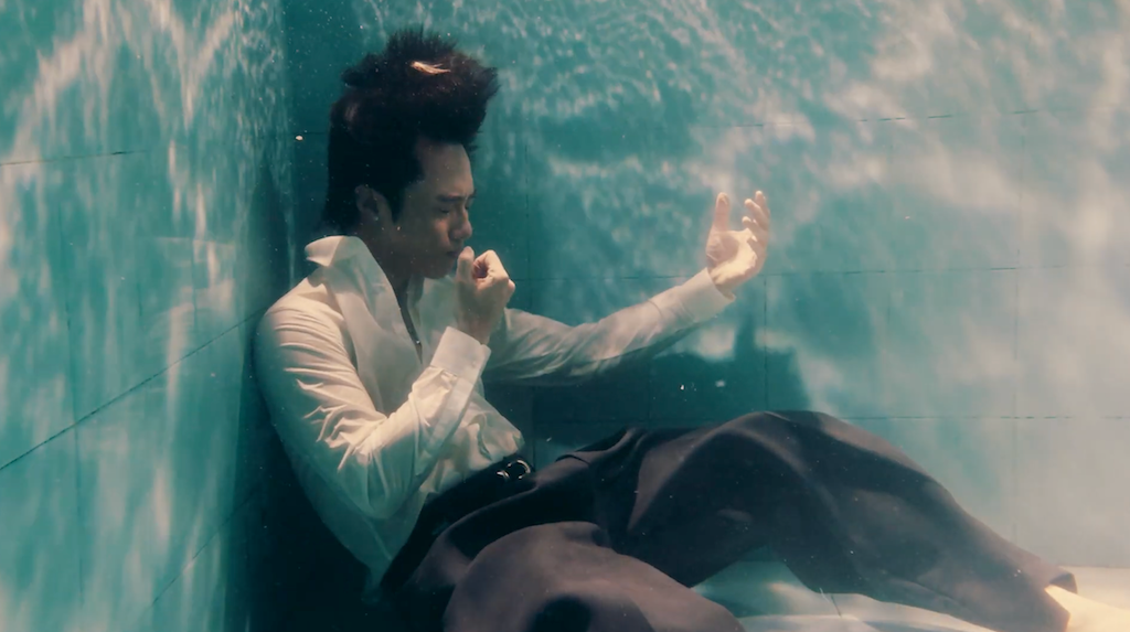 Phân cảnh diễn dưới nước của Hải Đăng Doo.