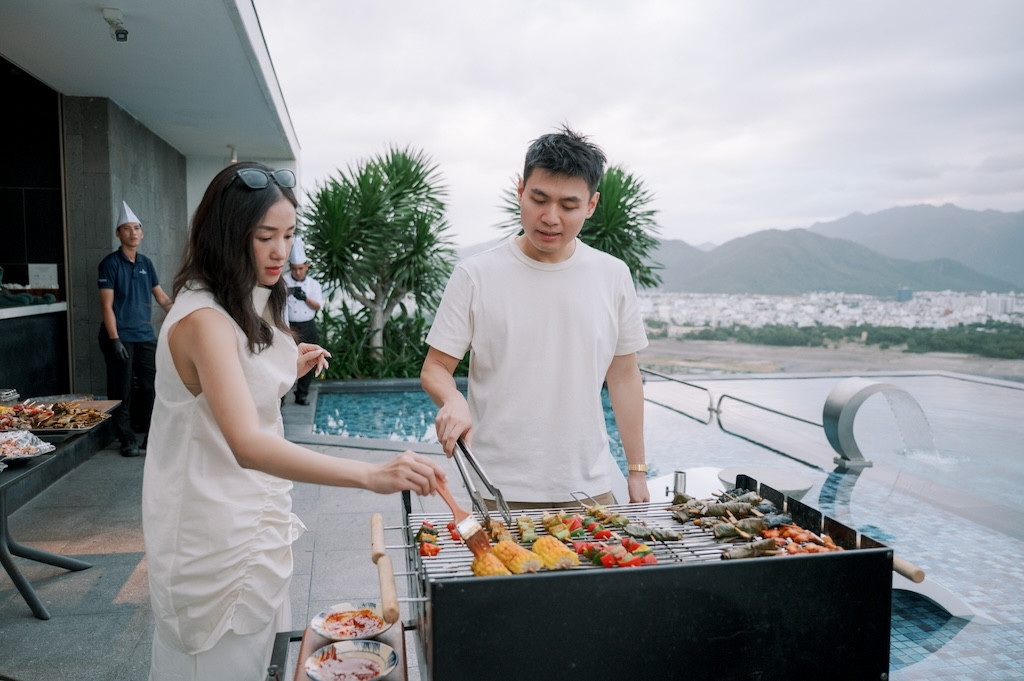 Salim cùng ông xã Hải Long còn chu đáo khi chuẩn bị thêm buổi “welcome party”.