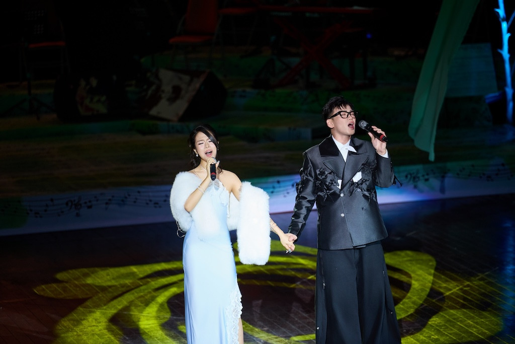 Thể Thiên và tlinh trình diễn ca khúc Ở Trọ trên sân khấu.