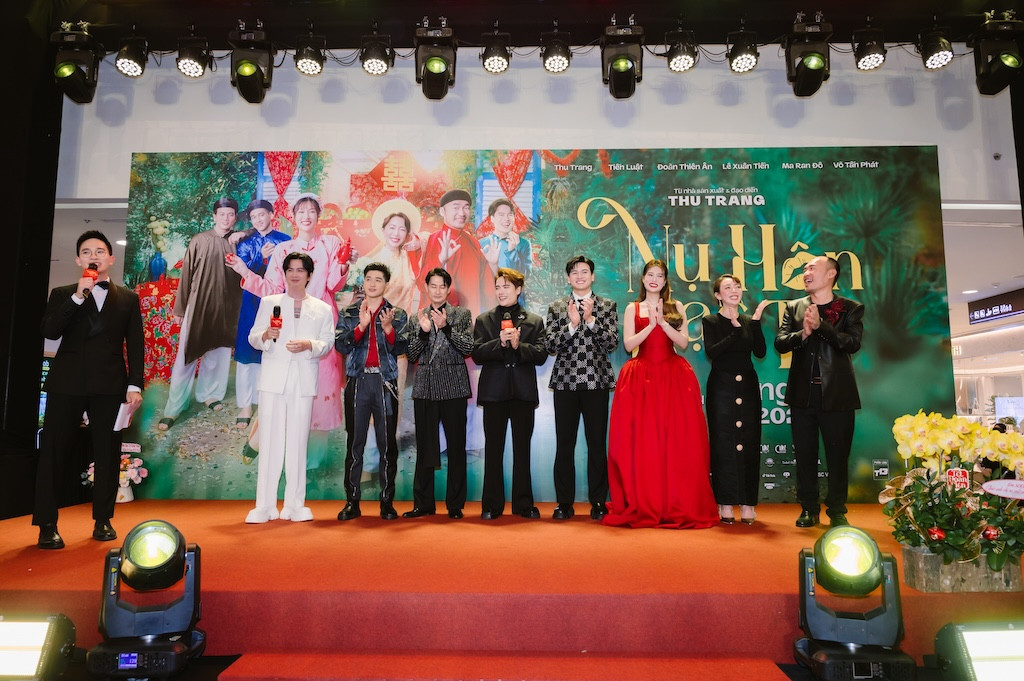 Dàn diễn viên chính của Nụ Hôn Bạc Tỷ hội ngộ trên thảm đỏ.