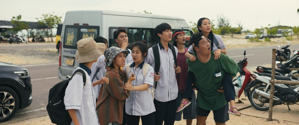 Nhân vật chính Tâm và nhóm bạn thành lập nhóm nhạc The Light và gửi bài dự thi cuộc thi âm nhạc Hi Idols. Nhân vật chính Tâm và nhóm bạn thành lập nhóm nhạc The Light và gửi bài dự thi cuộc thi âm nhạc Hi Idols.