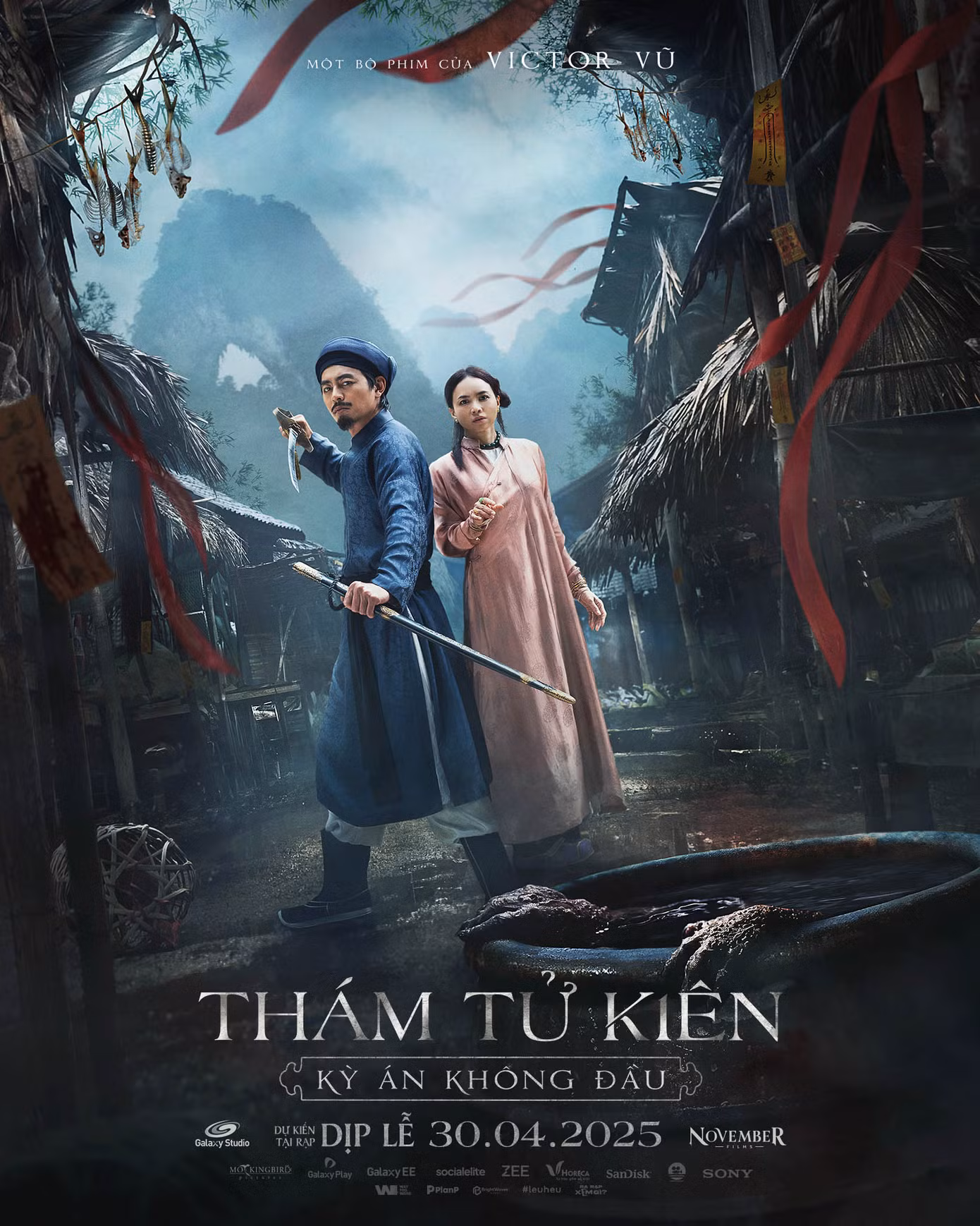 Thám tử Kiên (Quốc Huy) cùng Hai Mẫn (Đinh Ngọc Diệp) đứng giữa không gian xơ xác và tan hoang.