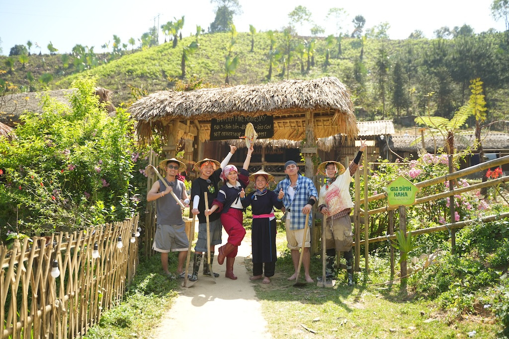 5 nghệ sĩ trải nghiệm một ngày lao động cật lực với các công việc đào giun, câu cá, lùa ngựa về chuồng, cắt cỏ cho ngựa ăn...