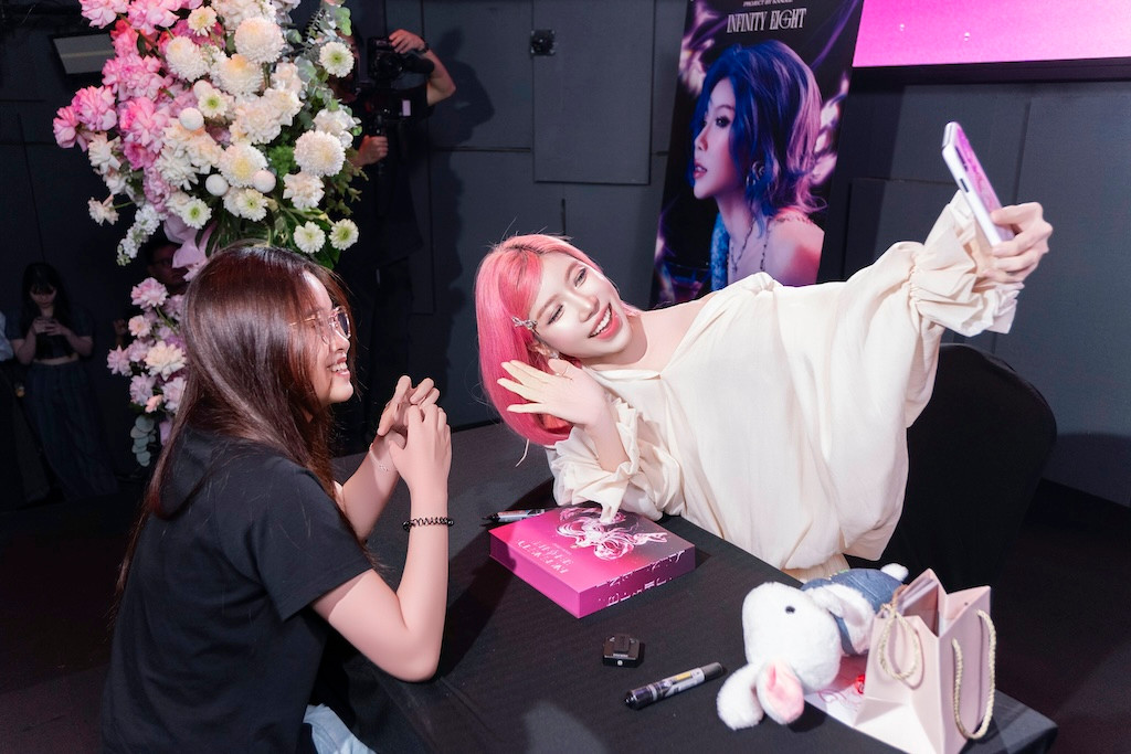 Sau hai buổi ký tặng, Trang Pháp lên kế hoạch thực hiện phần 2 của album Infinity8. Sau hai buổi ký tặng, Trang Pháp lên kế hoạch thực hiện phần 2 của album Infinity8.