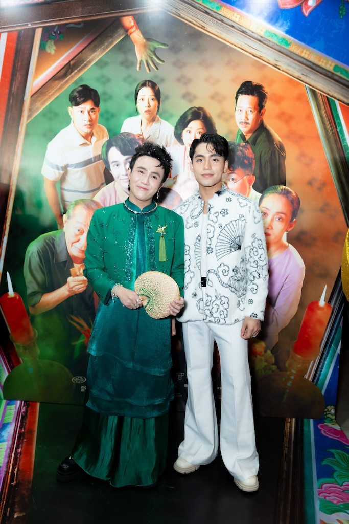 Mono đến chúc mừng đàn anh Huỳnh Lập.