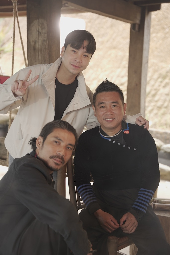 Tiến Nguyễn là gương mặt quen thuộc thường xuất hiện trong các buổi livestream bán hàng của Quang Linh Vlogs.