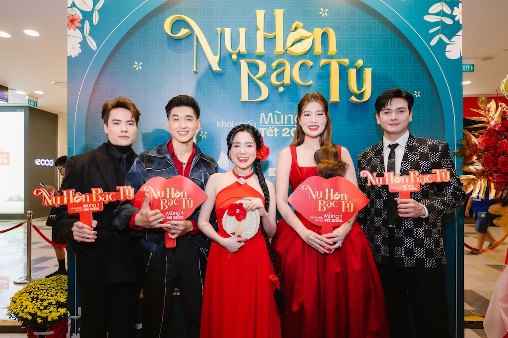 Lần đầu đảm nhận vai chính trong một phim điện ảnh, Thiên Ân nhận được sự chúc mừng của dàn hậu nhà Sen Vàng như Thùy Tiên, Thanh Thủy.