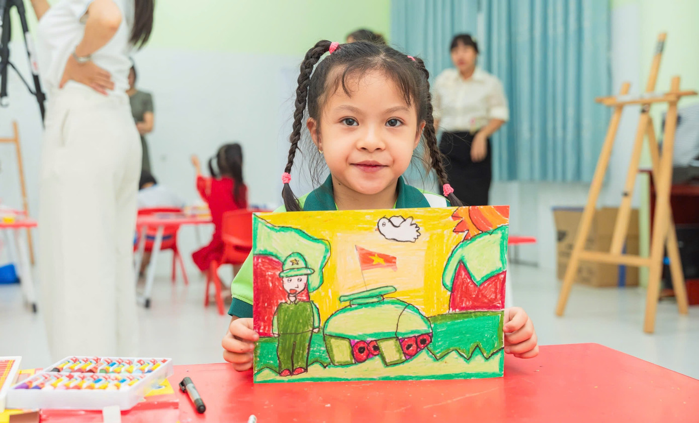 Các bài vẽ trong cuộc thi đều thể hiện tình yêu dành cho đất nước của các thí sinh nhí. Các bài vẽ trong cuộc thi đều thể hiện tình yêu dành cho đất nước của các thí sinh nhí.