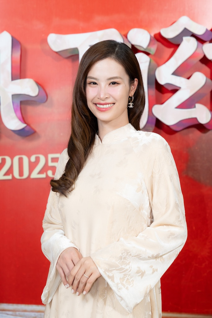 Đông Nhi xinh đẹp, nền nã trong tà áo dài trắng.