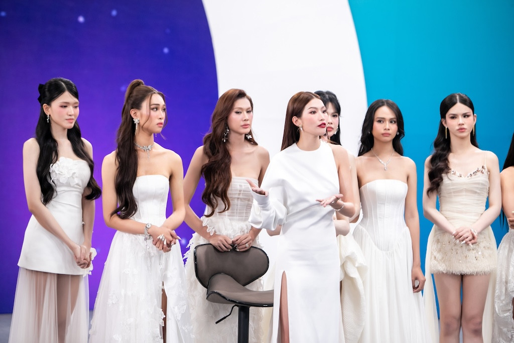 Mentor Quỳnh Châu ra sức bảo vệ các thí sinh của đội mình sau khi có kết quả. Mentor Quỳnh Châu ra sức bảo vệ các thí sinh của đội mình sau khi có kết quả.