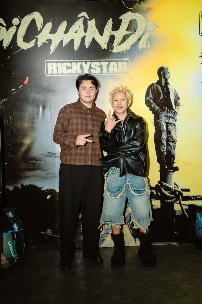 Hit-maker Andiez đến chúc mừng Ricky Star. Hit-maker Andiez đến chúc mừng Ricky Star.