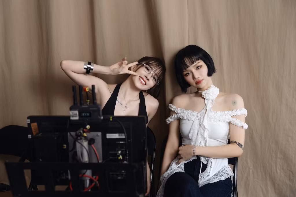 Thiều Bảo Trâm và Miu Lê thân thiết tại buổi ghi hình cho màn song ca không lời.